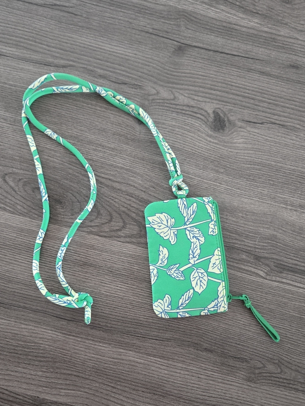 Vera Bradley "Garden Green Leaf" Zip ID Pouch & Lanyard_147